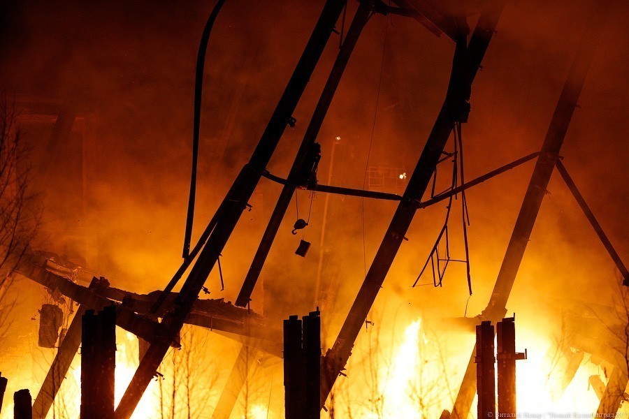 В Калининграде загорелось и частично рухнуло здание бывшего завода «Цепрусс» (видео)