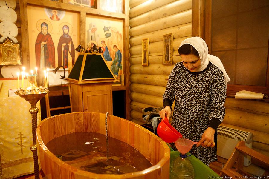 В иордань!: как проходили крещенские купания в Калининграде (фото)