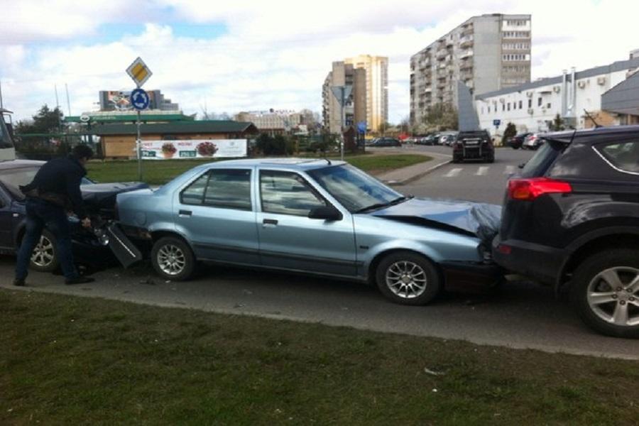 На ул. Гайдара столкнулись 3 авто, движение затруднено (фото)