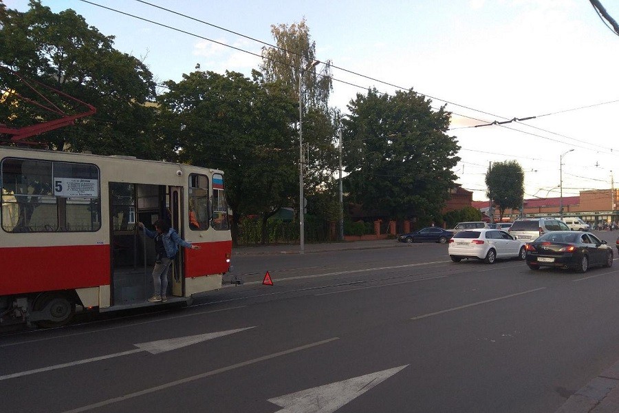 На Черняховского стоят трамваи из-за ДТП (фото)