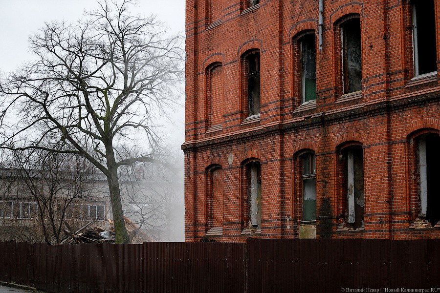 Экскаватором по Гёте: как сносят довоенное здание на Томской (фото, видео)