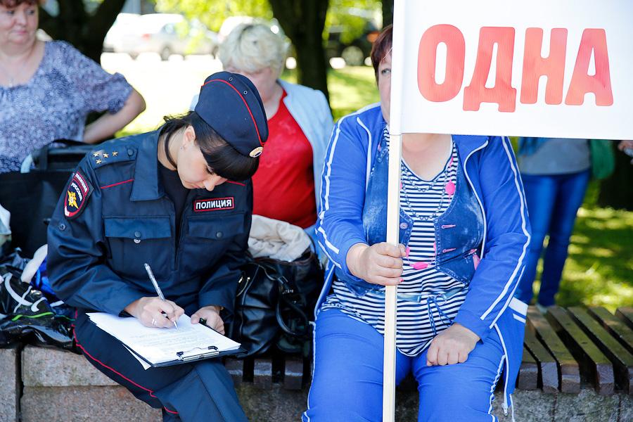 Между ямой и Китаем: как «янтарщики» на площади Василевского митинговали