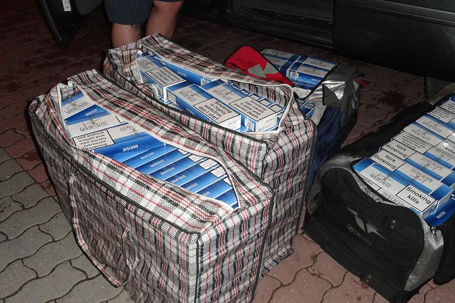 Гражданин Латвии пытался провезти в регион 650 блоков сигарет (фото)