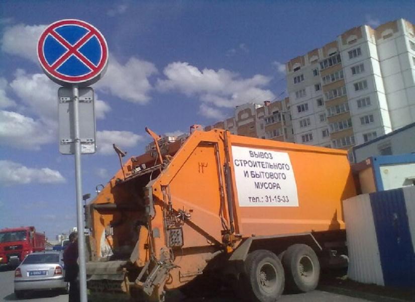 В Калининграде мусоровоз проломил забор и въехал в строительную будку (фото)