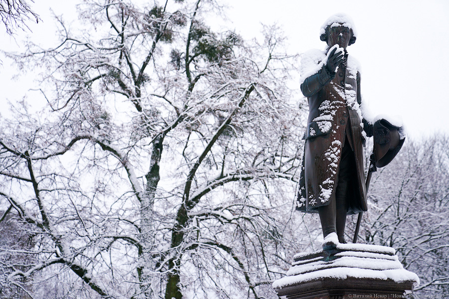 Блуждающие постаменты и «День капиталиста»: о чем писали газеты 35 лет назад