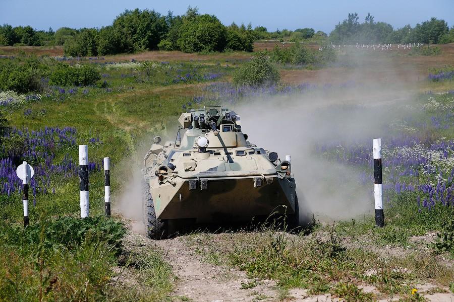 «Вальс бронетранспортёров»: в Хмелевке прошло военно-морское дерби 