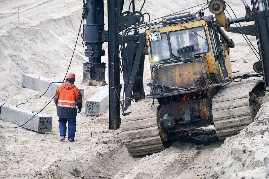 Серферы против гребенок: в Зеленоградске начали установку 40-тонных волноломов (фото)