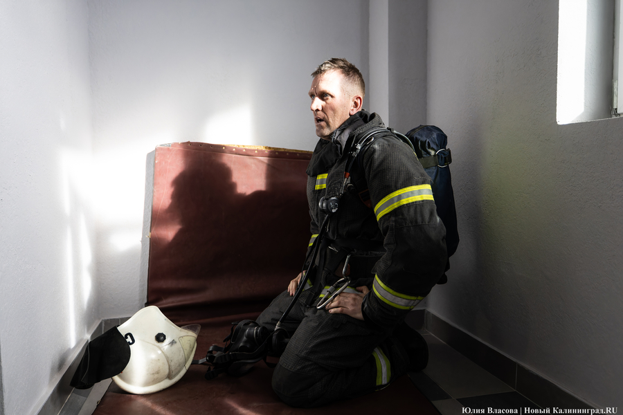 За три минуты на 25-й этаж: у пожарных прошли соревнование по скоростному подъёму (фото)