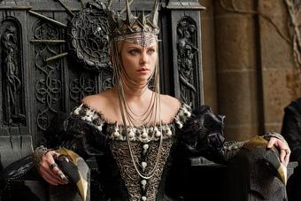 Белоснежка с красной помадой