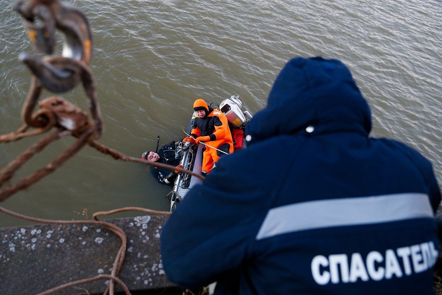 Спасатели в воскресенье не смогли найти пропавшего в заливе рыбака