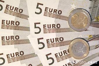 Курс евро упал до полугодового минимума