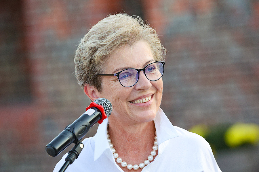 И Пётр I такой молодой: во Фридрихсбургских воротах установили скульптуру Зураба Церетели (фото)