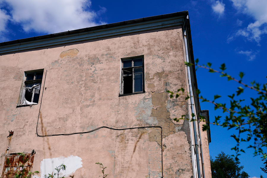 Усадьба разбитых окон: как выглядит Командный пункт 43-й армии перед реконструкцией (фото)