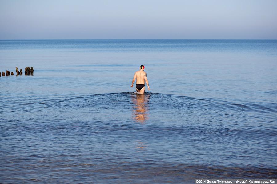 Зеленоградец поздравил женщин с 8 Марта, проплыв больше километра в ледяной воде