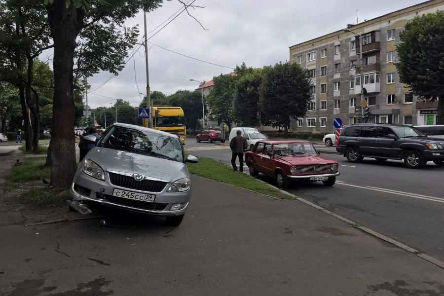 На Невского вылетевшая на тротуар «Шкода» сбила инвалида
