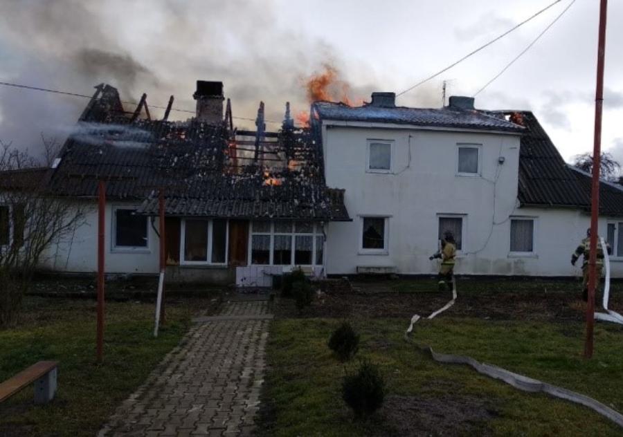 Под Правдинском при пожаре в жилом доме обрушилась крыша