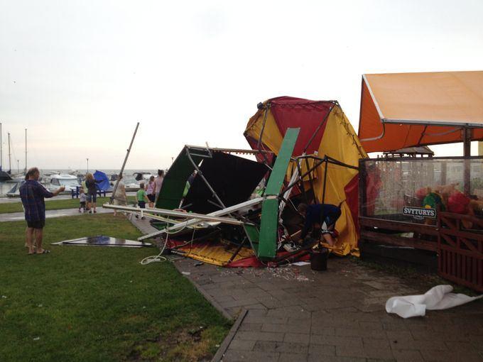 Шторм в Литве: на пляже Ниды ветер поднял в воздух коляску с ребенком (фото)