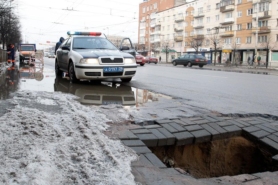 Дорога и пустота: на Ленпроспекте асфальт не выдержал нагрузки (фото)