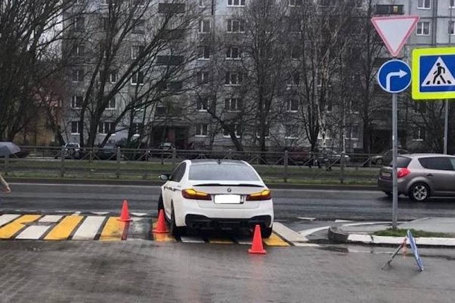 На Сельме выезжавший от «Бауцентра» BMW сбил пенсионера на переходе (фото)