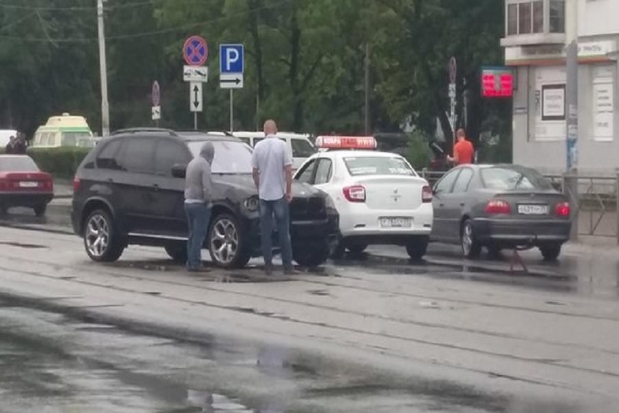 У Центрального рынка Калининграда столкнулись «БМВ» и такси, собирается пробка (фото)