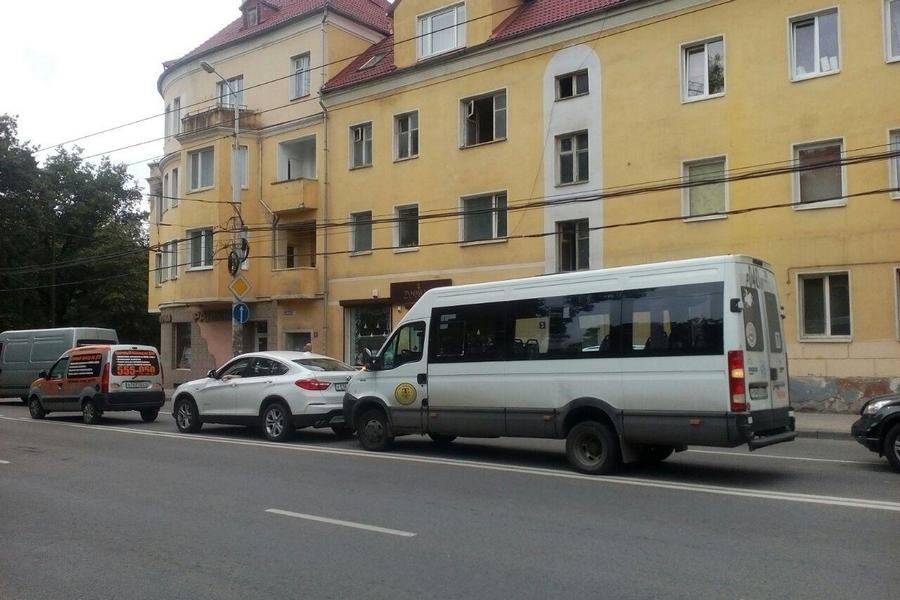 На ул. Горького в Калининграде маршрутка столкнулась с «БМВ» (фото)