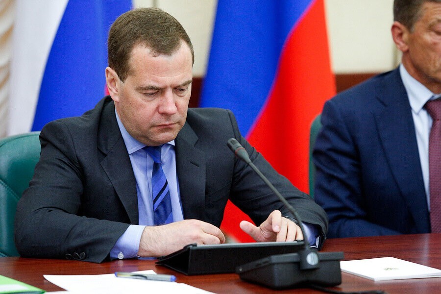 Медведев: Россия испытывает воздействие «сразу трех экономических шоков»