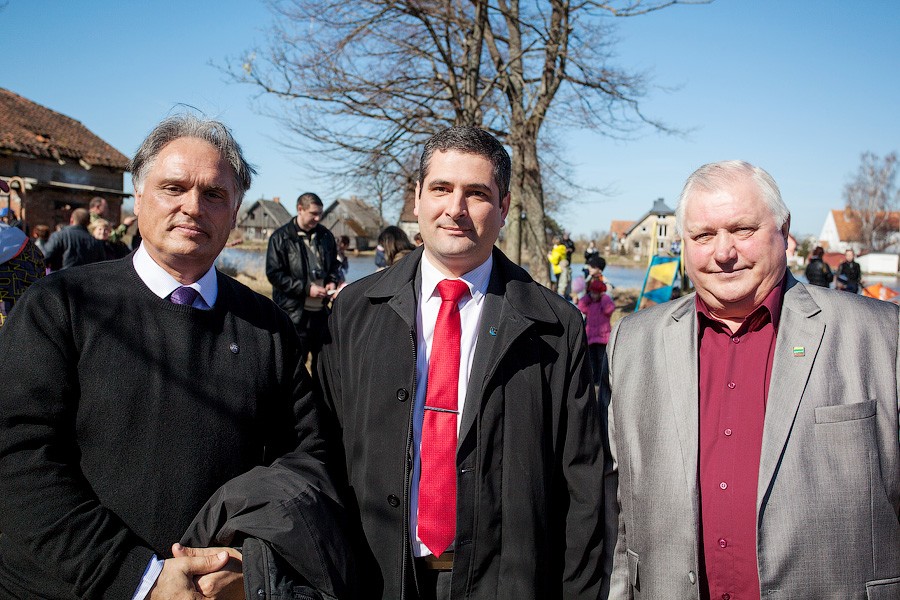 Дарюс Ясайтис (в центре) на Дне корюшки в посёлке Матросово, фото — Денис Туголуков