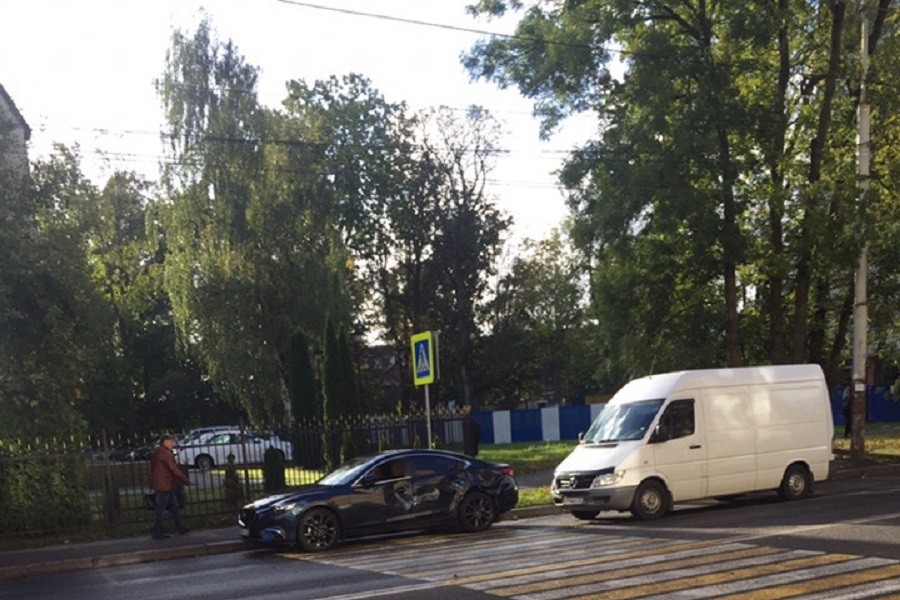 На Горького микроавтобус въехал в легковушку у прокуратуры (фото)