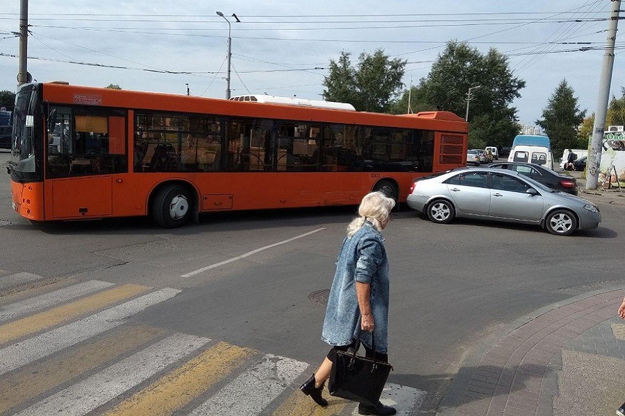 Перекресток ул. Громовой и Интернациональной перекрыт ДТП с автобусом (фото)