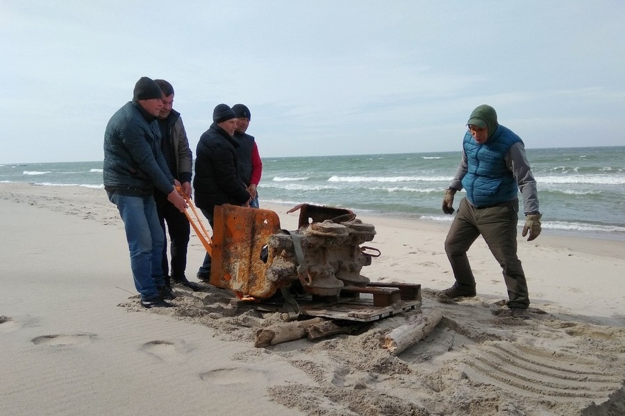 На берег в Донском выбросило старинную вагонетку, её забрал Музей янтаря (фото)