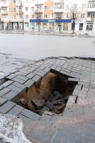 Дорога и пустота: на Ленпроспекте асфальт не выдержал нагрузки (фото)