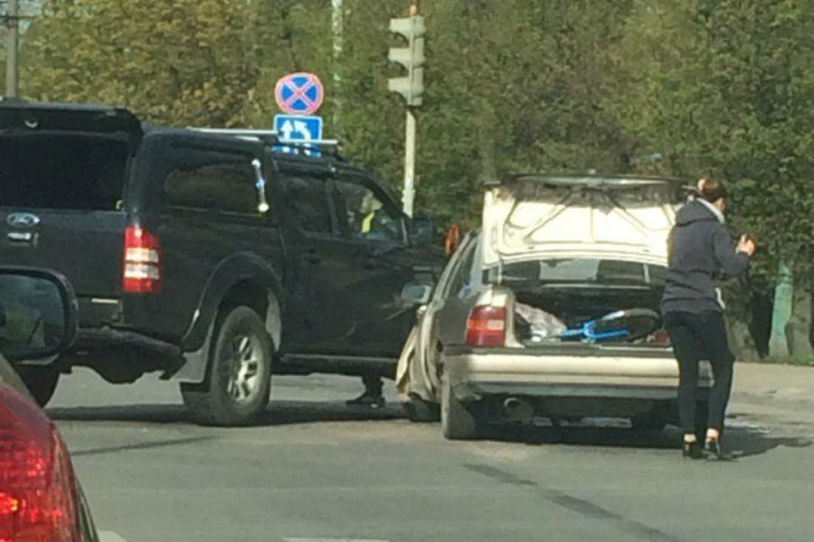 На Гагарина столкнулись внедорожник и легковое авто, собирается пробка (фото)