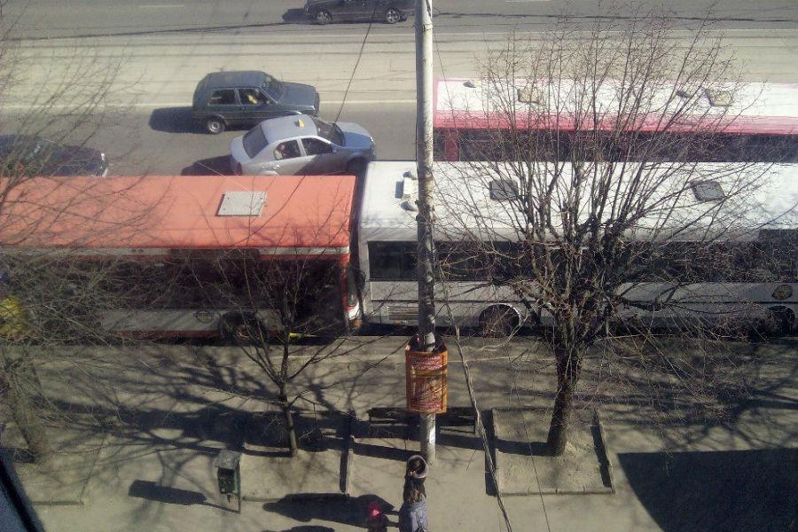 На Ленинском проспекте столкнулись два пассажирских автобуса (фото)
