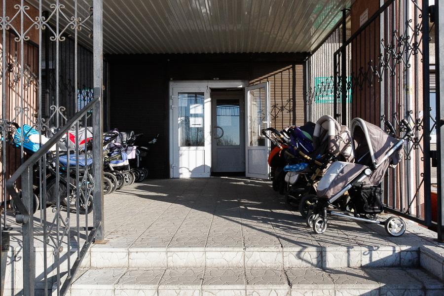 Полный дурдом: почему пациенты стоят в очереди в регистратуру поликлиники на Летней 2 часа 