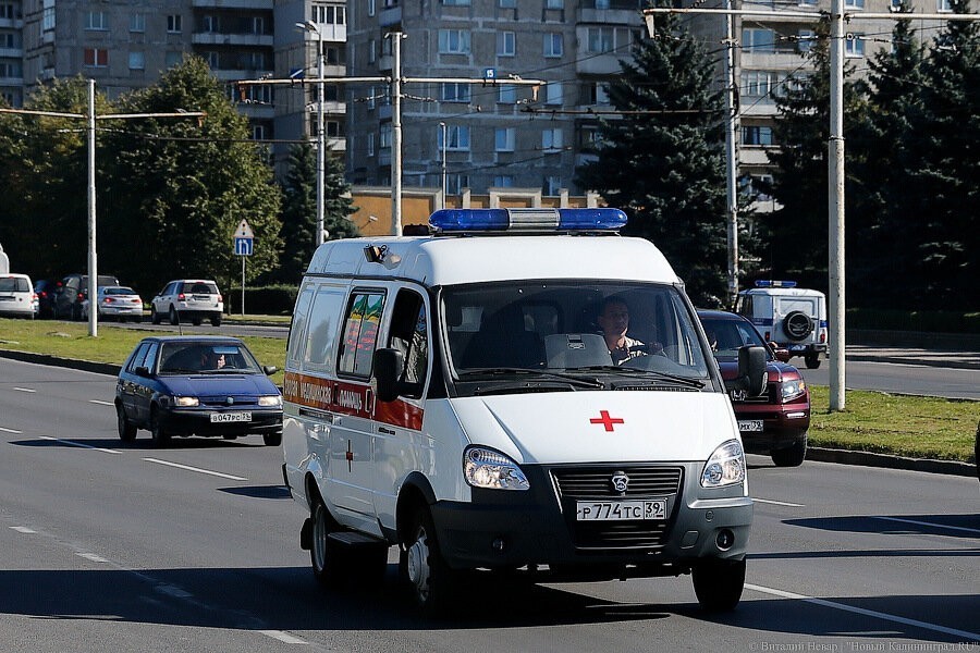Калининградка получила травмы из-за свалившейся на нее в маршрутке крышки люка