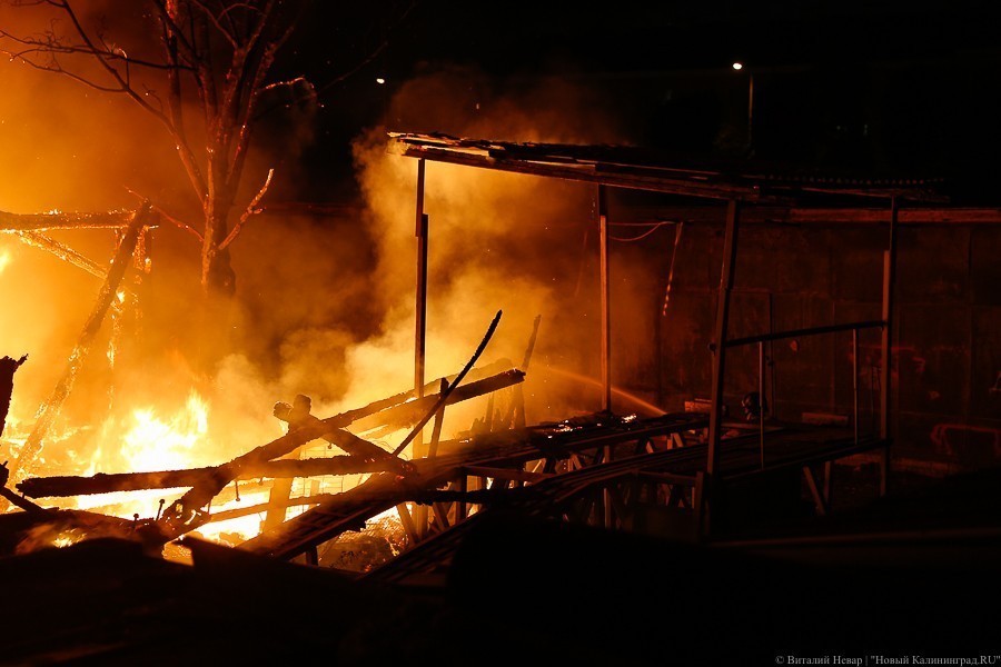 Черный четверг: пожар уничтожил склады на проспекте Калинина (фото) 