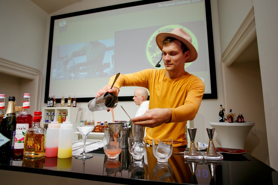 Лучшего бармена Калининграда определили на конкурсе «Янтарный Шейкер-2022»