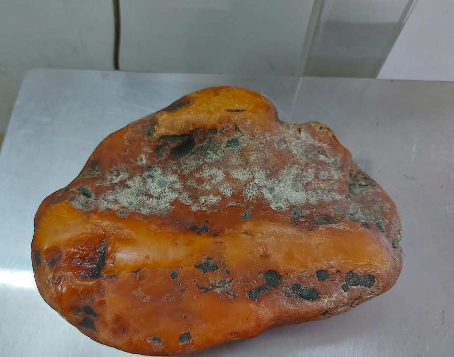 На Янтарном комбинате добыли очередной самородок-тяжеловес (фото)