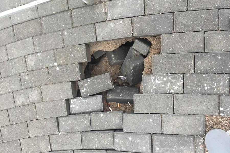 В Калининграде у Высокого моста провалилась свежеуложенная плитка (фото)