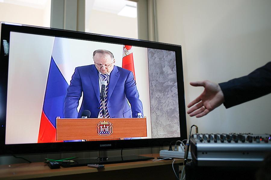 Нехитрые схемы: сколько денег потратило правительство на скупку СМИ