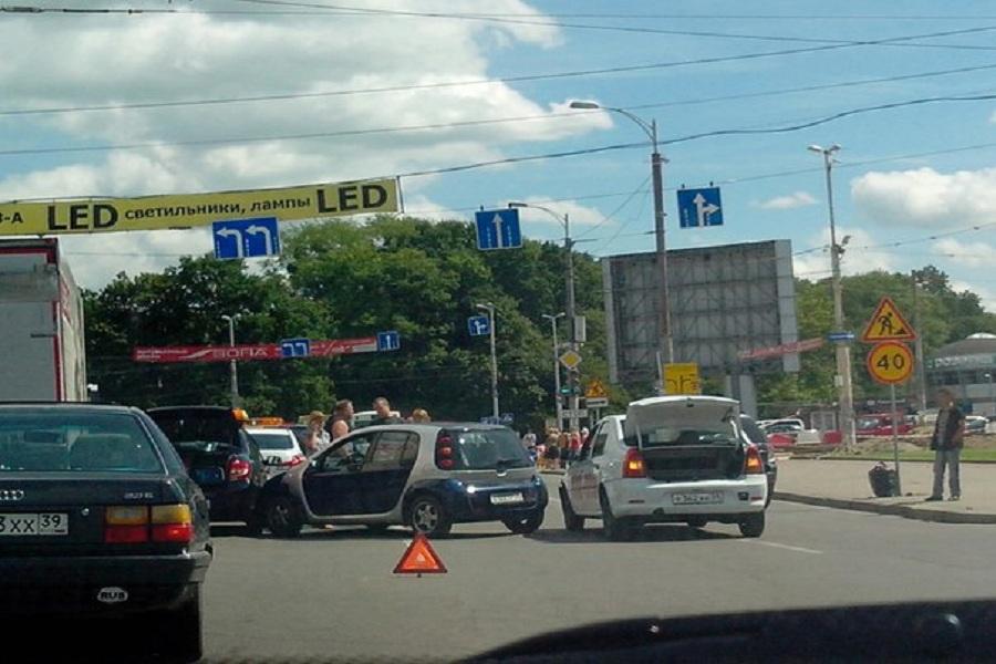 На площади Василевского образовалась пробка из-за тройного ДТП (фото)