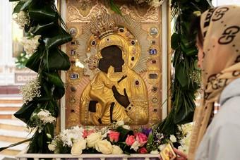 Разведенный мэр Калининграда расплакался у иконы, покровительствующей браку