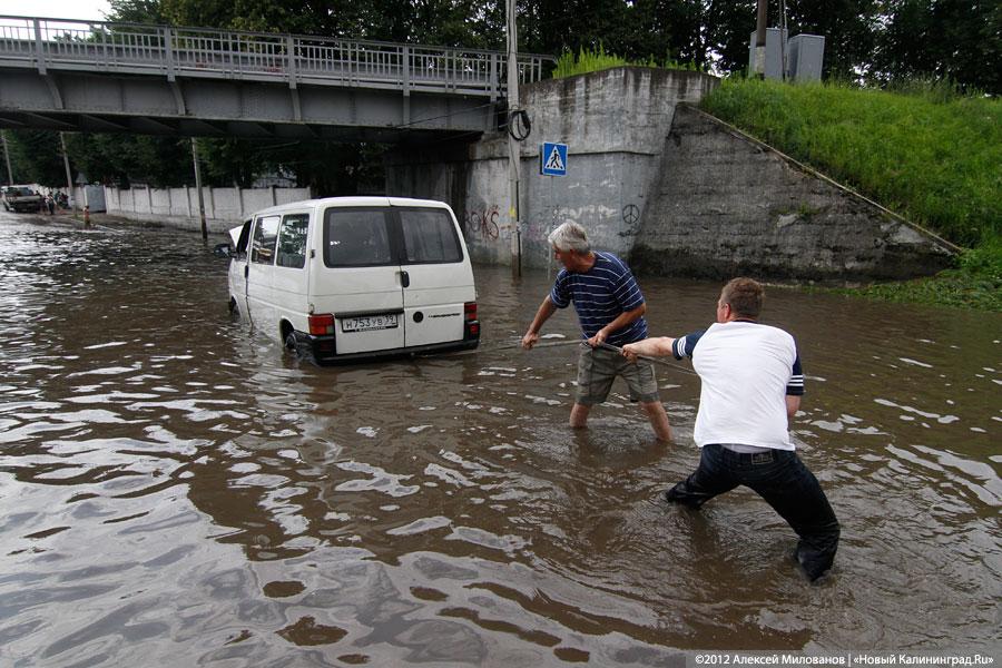 «Праздничные купания»: фоторепортаж с затопленной Аллеи Смелых