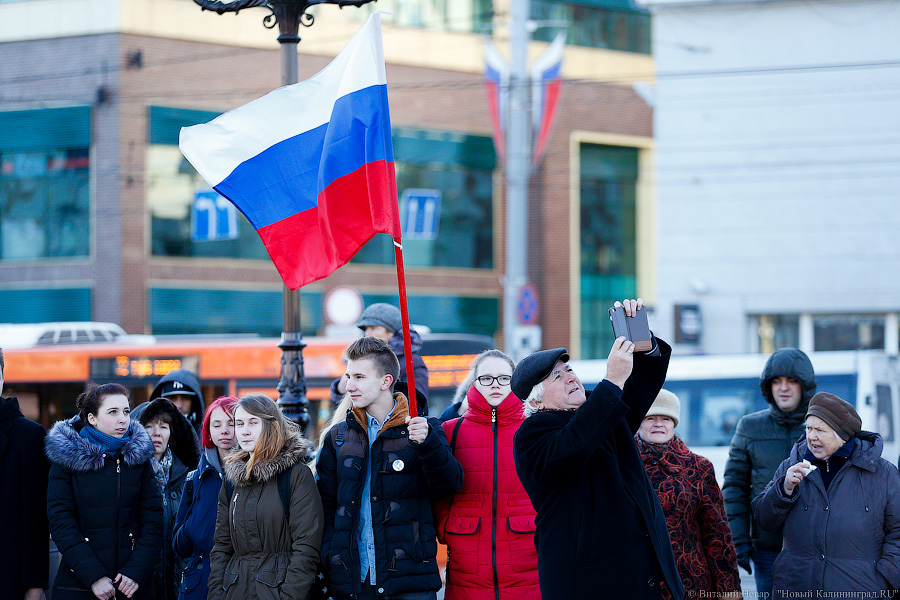 «Морозный гимн»: курсанты и школьники отметили День Конституции флешмобом