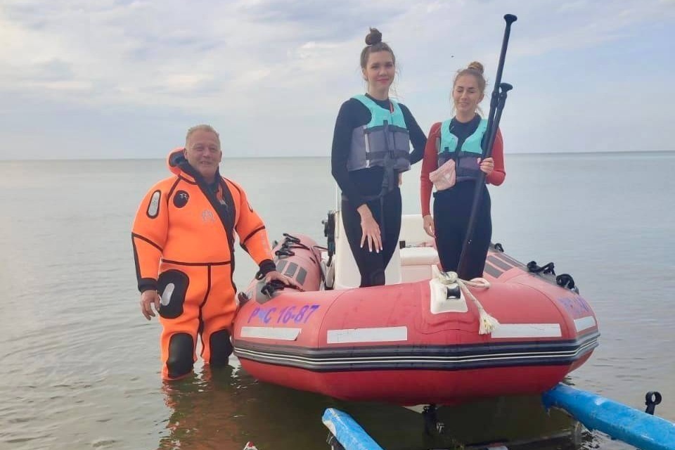 Спасатели МЧС помогли двум сапбордисткам, которые не могли добраться до берега  (фото)