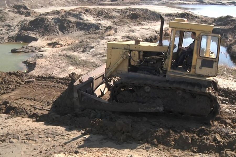 Калининградские полицейские начали закапывать нелегальные янтарные карьеры (фото)