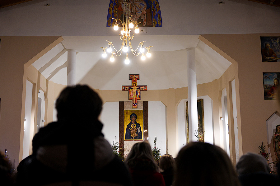 «Тихий крошечный Христос»: калининградские католики встретили Рождество (фото)