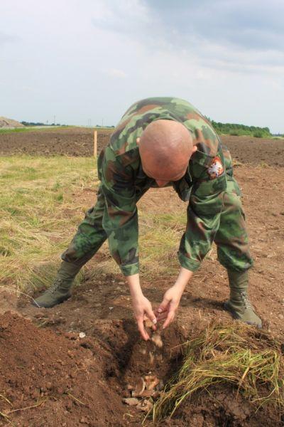 Добровольцы перезахоронили останки на кладбище Первой мировой в бывшем Деедене