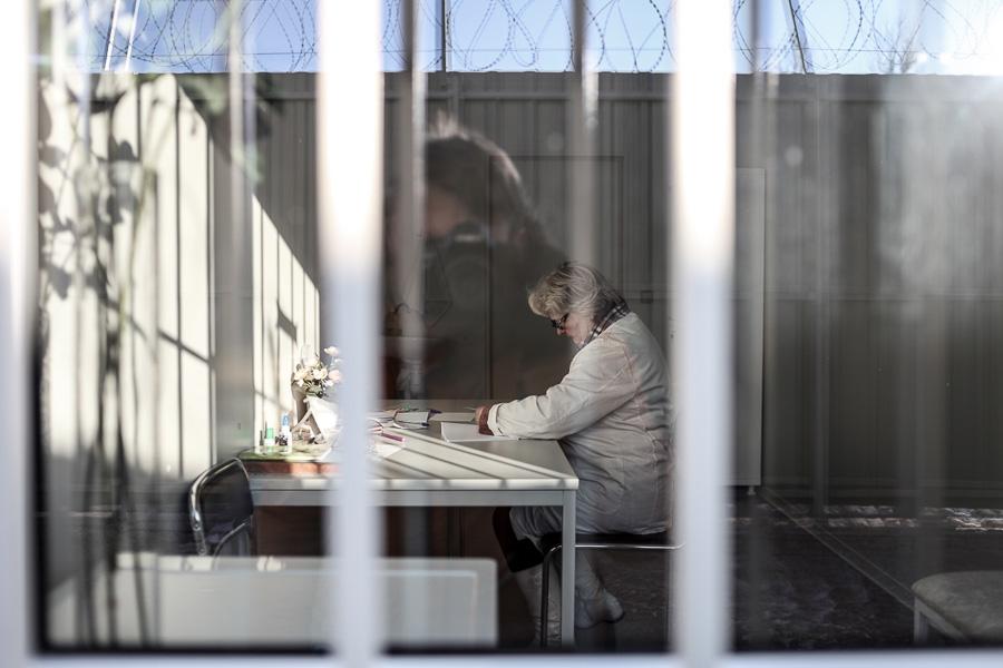 Уют за колючей проволокой: что ждет иностранцев, попавших в миграционный центр