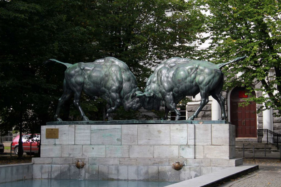 Калининградцев неприятно удивило качество ремонта скульптуры «Борющиеся зубры» (фото)